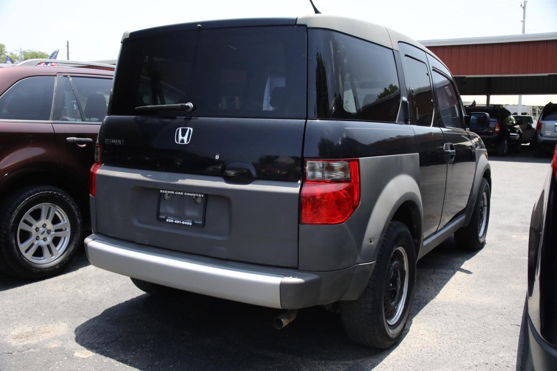 2003 BLACK HONDA ELEMENT DX 2WD (5J6YH17203L) with an 2.4L L4 DOHC 16V engine, 5-SPEED MANUAL transmission, located at 420 E. Kingsbury St., Seguin, TX, 78155, (830) 401-0495, 29.581060, -97.961647 - Photo #5